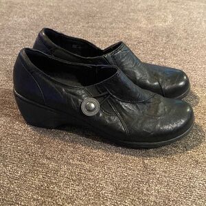 Clarks womens shoes; size 7 medium